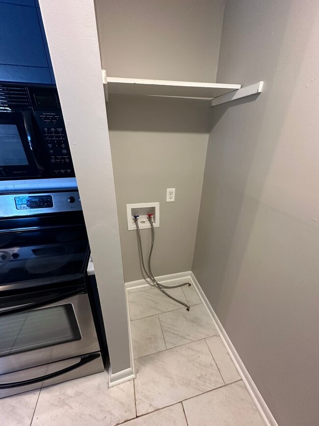 Building Photo - Freshly Renovated 2Bed / 1Bath in Nashville!