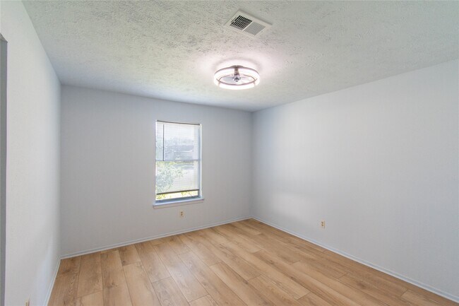 Building Photo - 462 Capehill Dr