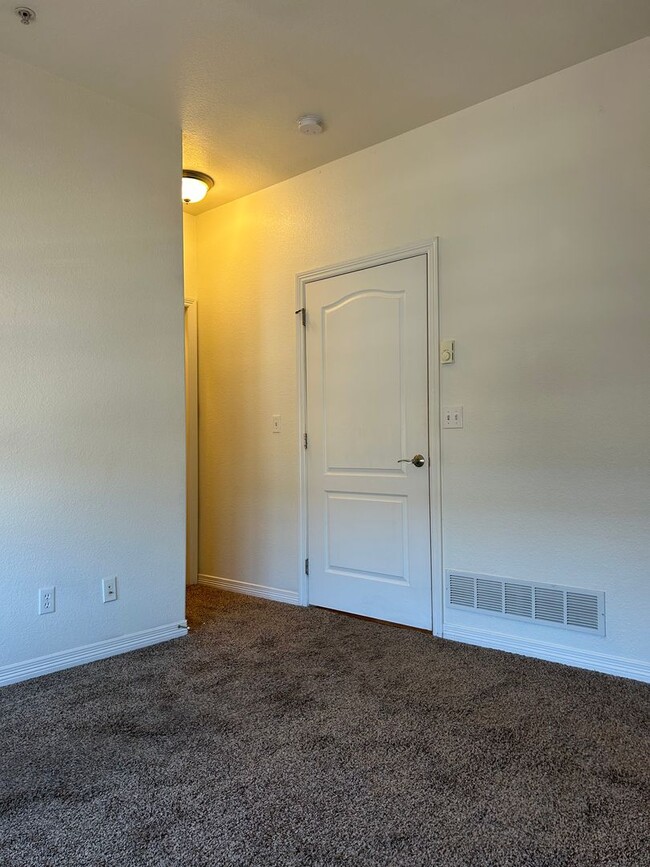 Building Photo - 252 Writers Way