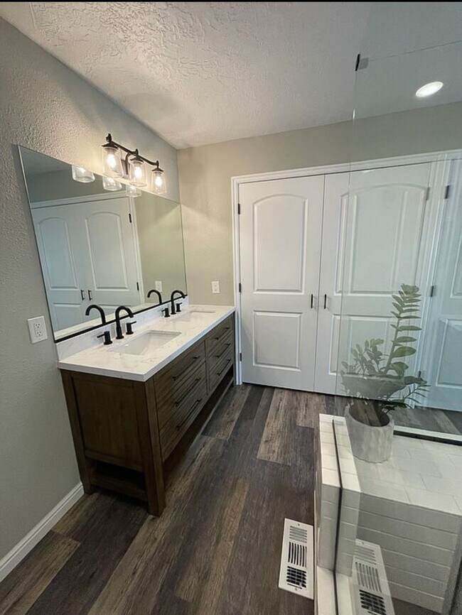 Building Photo - Unique & Fully Renovated Bloomington Home