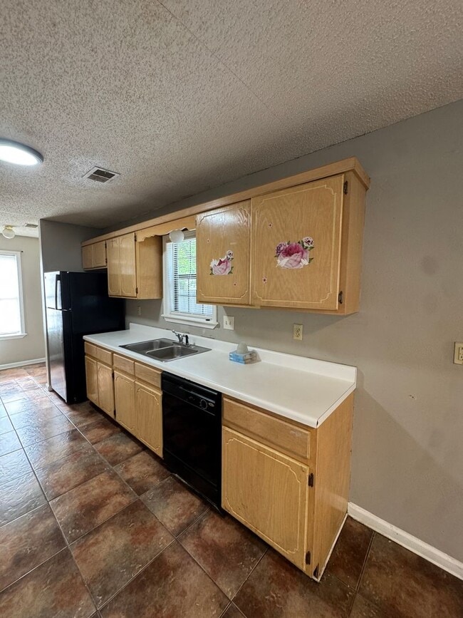 Building Photo - 3 Bed / 2 Bath off of South Caraway Available Now