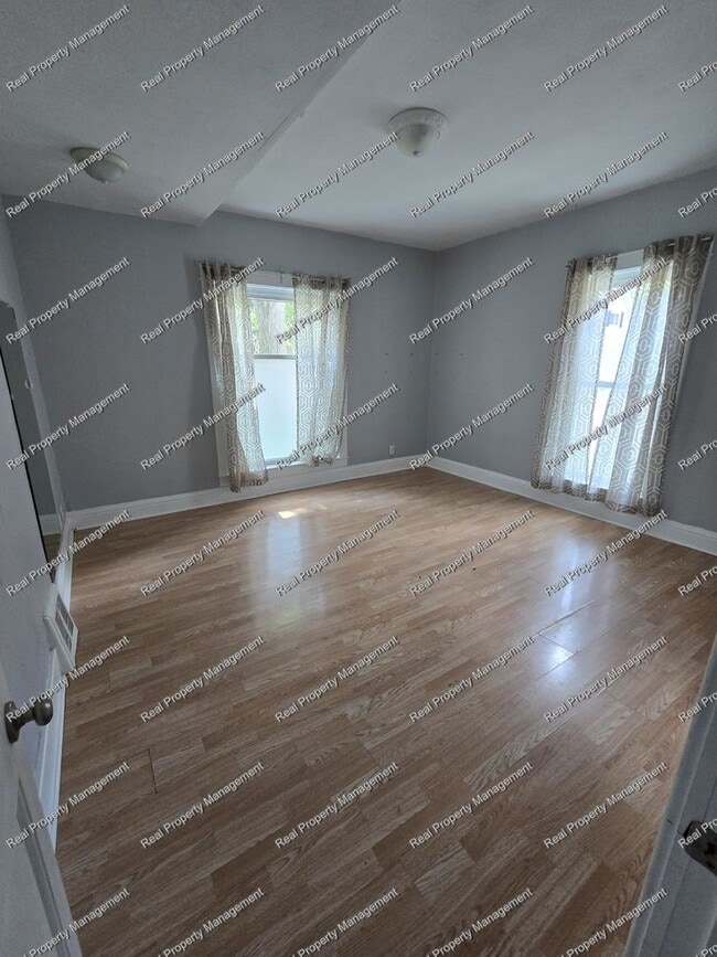 Building Photo - Charming 4 Bedroom Home