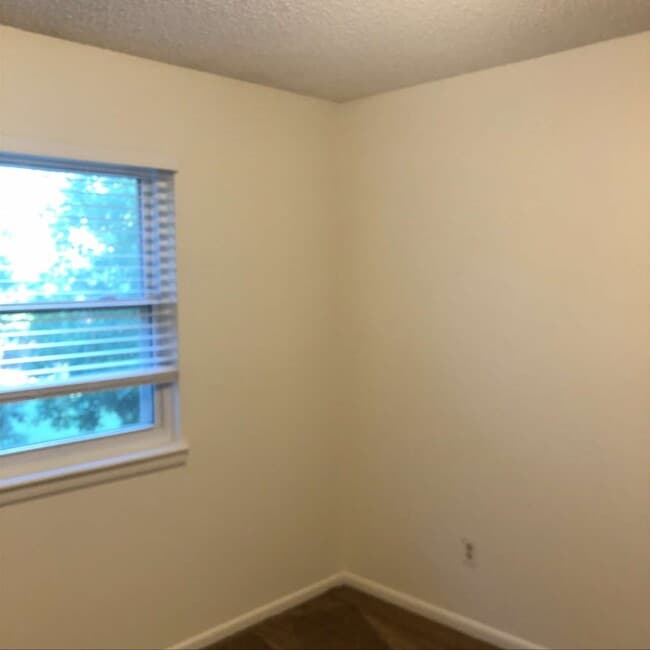 Building Photo - 905 Ponderosa Dr