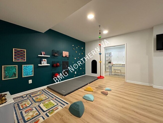 Building Photo - 5654 Governors Pond Cir