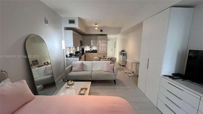 Building Photo - 1010 Brickell Ave