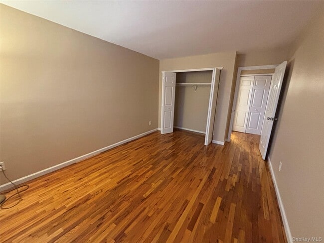 Building Photo - 4 Colonial Rd