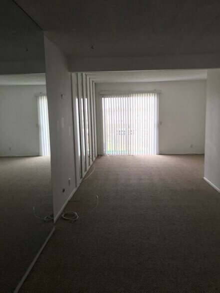 Building Photo - 259 S Ventura Rd