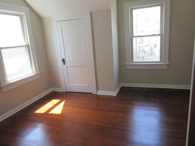 Building Photo - 2409 Deming Ave