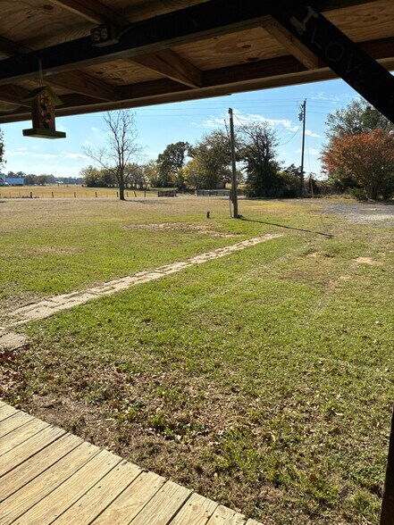 Building Photo - 445 FM 489