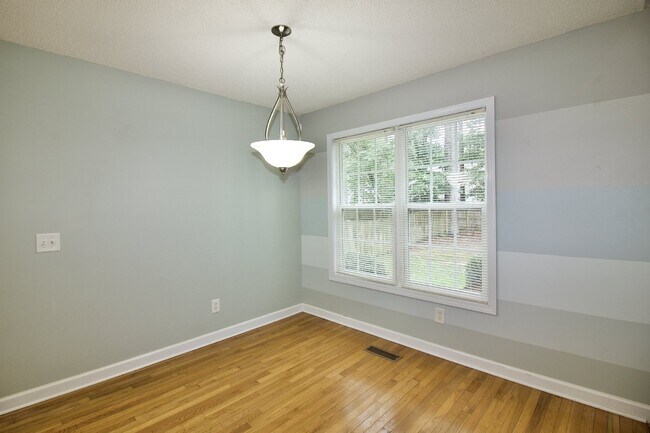 Building Photo - Great 3 bed + bonus house in Aberdeen