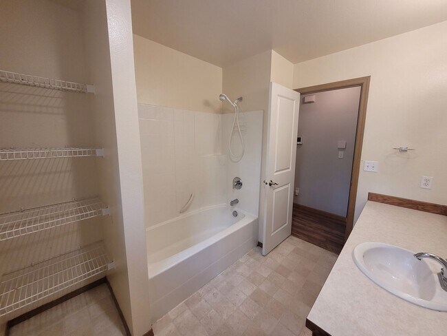 Building Photo - Spacious 3 Bedroom Home with Garage