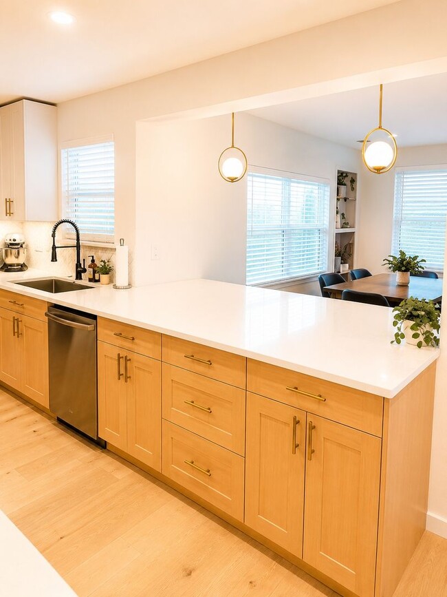 Building Photo - *** Near Domain * Stunning 5 Bedroom 4 Bath House with Garage * Fully Furnished * Designer Decora...