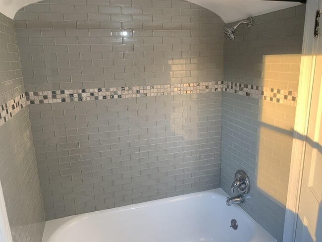 Building Photo - 999 Fairwood Ave