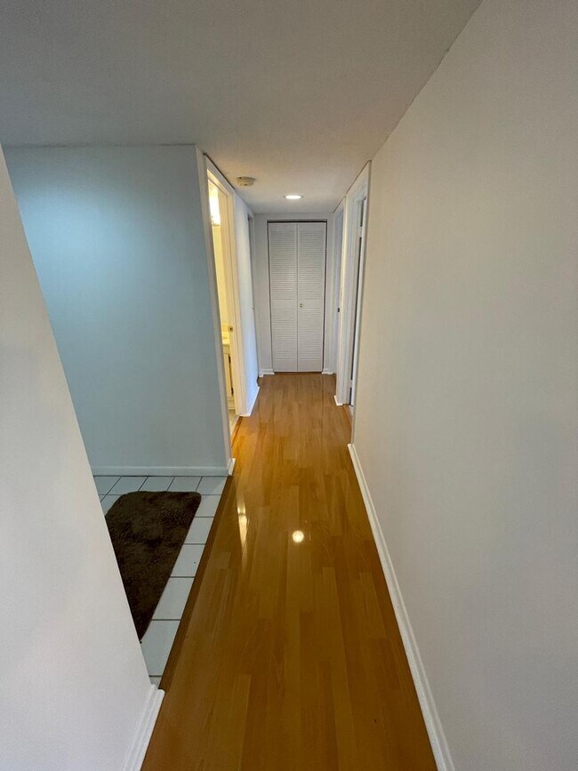 Building Photo - Calusa 403DN