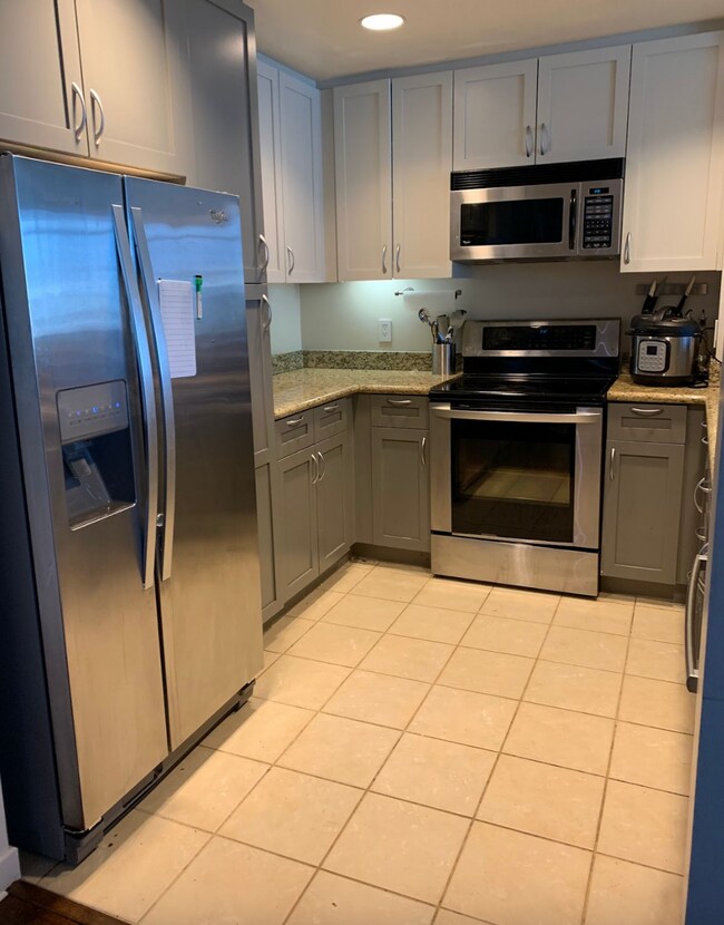 Building Photo - 260 King St