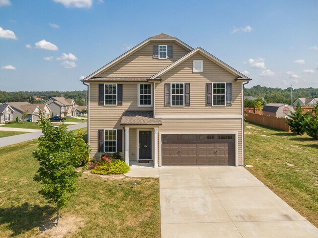 Building Photo - Beautiful 3-Bedroom Home with Fireplace an...