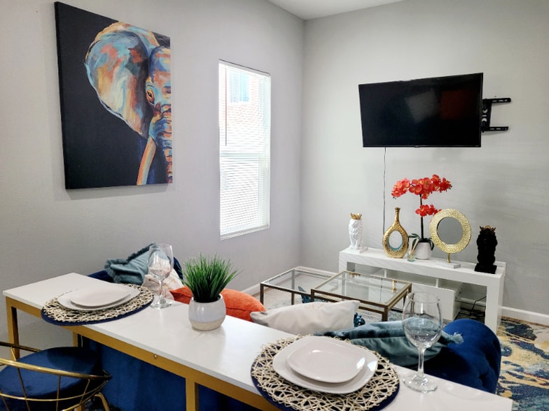 Primary Photo - 532 Cesar E. Chavez Pkwy