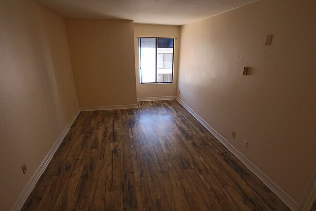 Building Photo - Best Priced 2 Bedroom Condo in the Heart o...