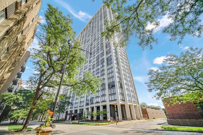 Building Photo - 5445 Edgewater Plaza