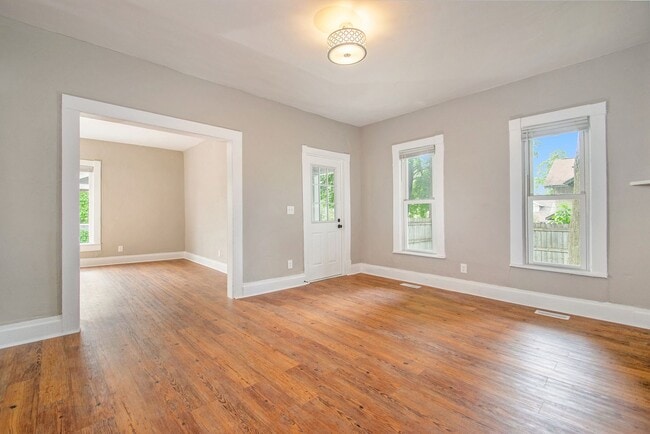 Building Photo - Spacious 4 Bedroom / 2 Bath Single-Family Home – Prime Location Near Downtown GR
