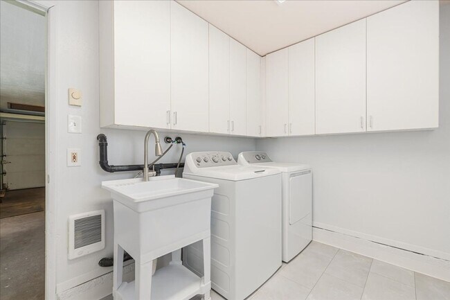 Building Photo - Sweet & Charming 2/1 Home Available Immedi...