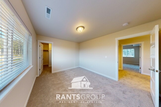 Building Photo - Beautiful Steilacoom Ridge Home! Easy free...