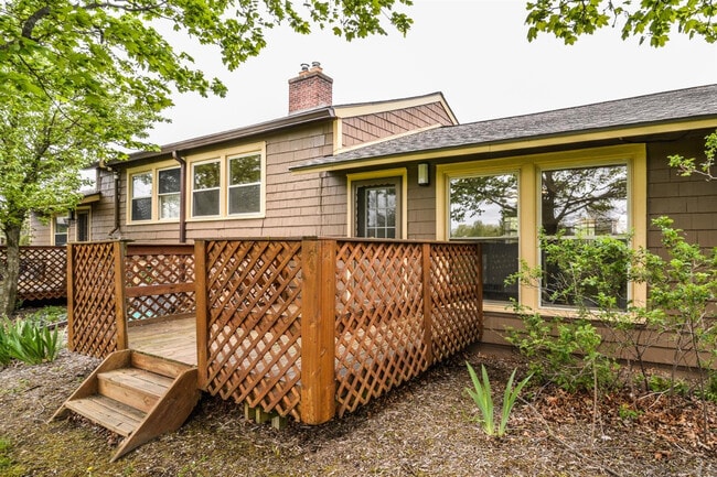 Building Photo - 2263 Parkwood Ave