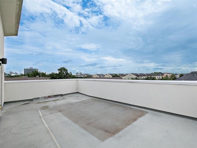 Building Photo - 1140 W 24th St