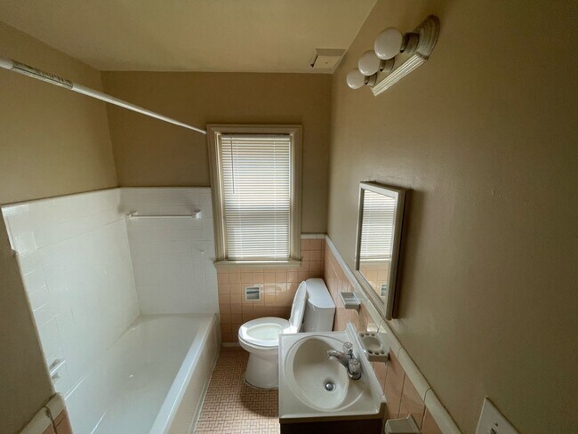 Building Photo - 11806 Wilshire Dr