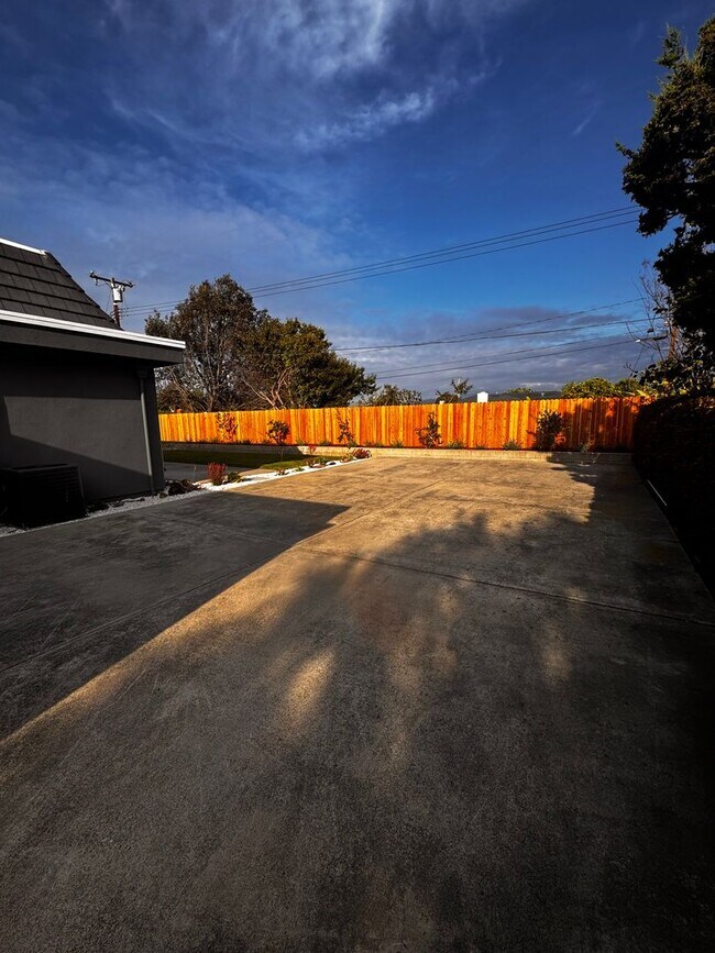 Building Photo - Spacious 3 Bed 2 Bath in 55+ Community, In...