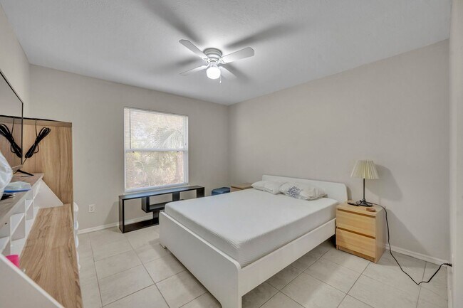 Building Photo - UCF Condo Utilities included