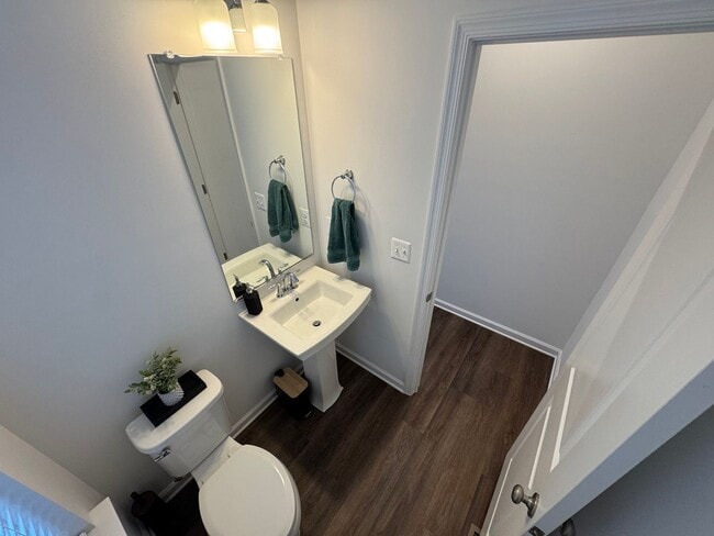 Building Photo - Modern 4 Bed 3.5 Bath Interior Townhome In Manassas City