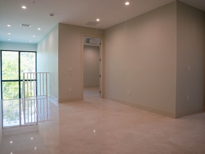 Building Photo - 8410 SW 65th Ave