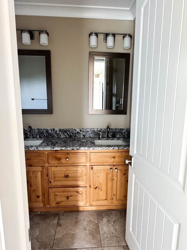 Building Photo - Charming 2 Bed/2 Bath Home