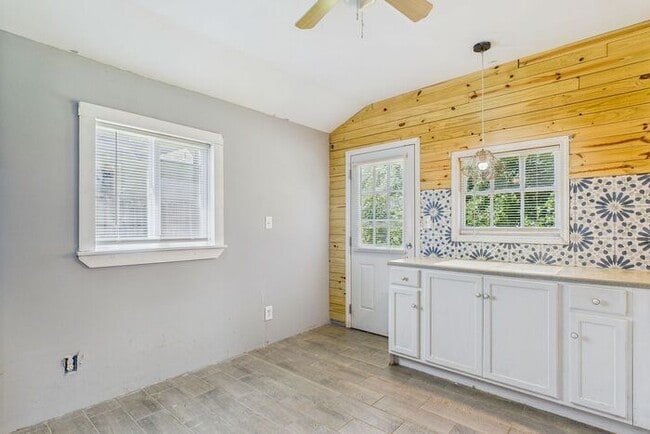 Building Photo - Charming Ranch Home with Bonus Studio & Ou...