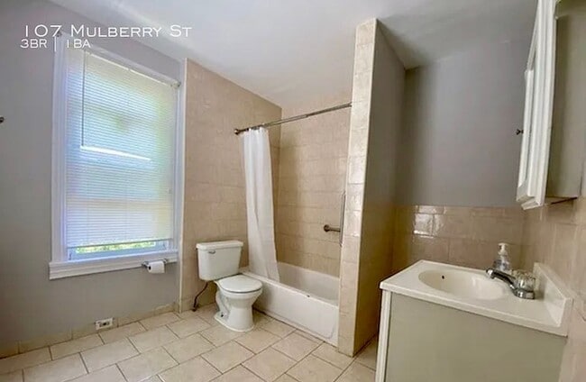 Building Photo - 3 Bedroom
