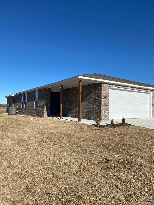 Building Photo - Pre-Leasing Now! 3-Bedroom, 2-Bathroom Townhome with Full-Service Lawn Care in Siloam Springs
