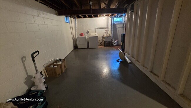 Building Photo - Great 2BR Duplex with a yard, Minneapolis ...