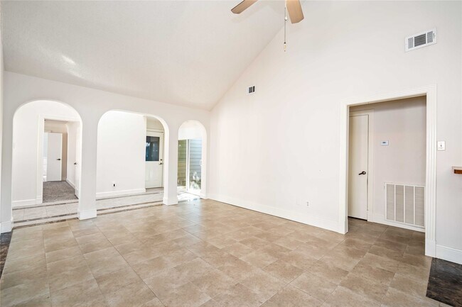 Building Photo - 16054 Hidden Acres Dr