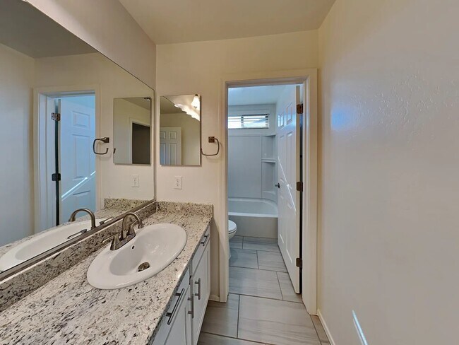 Building Photo - 327 N Sandal