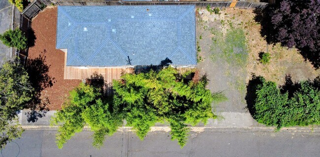 Building Photo - 25 E 32nd Ave
