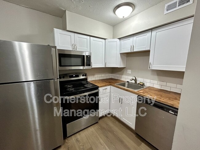 Building Photo - 2506 Redbud Ln