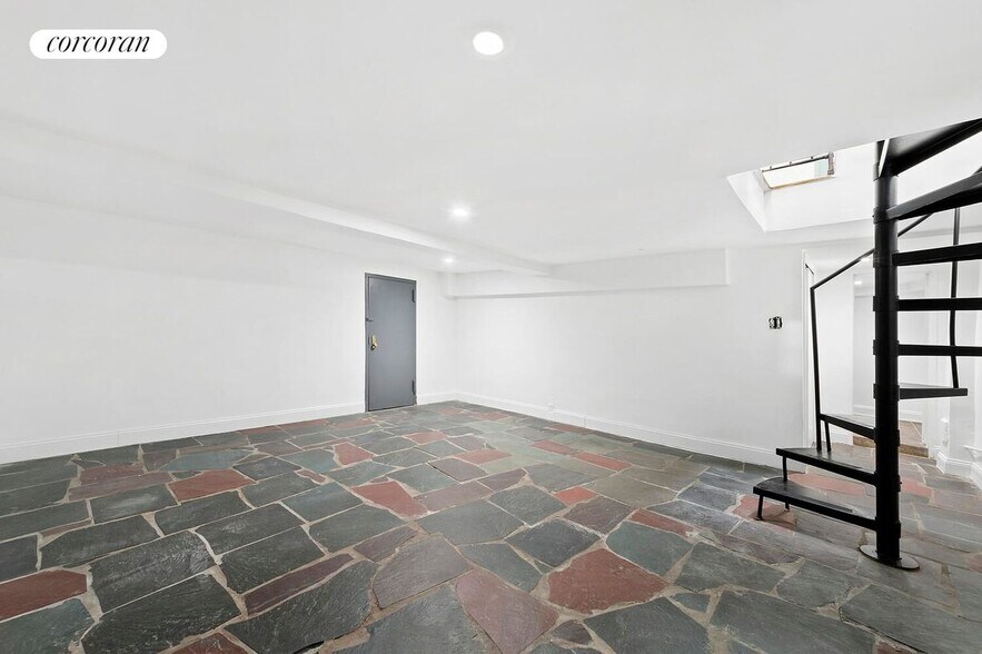 Primary Photo - 320 W 22nd St