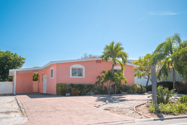 Building Photo - 2173 W Vina Del Mar Blvd