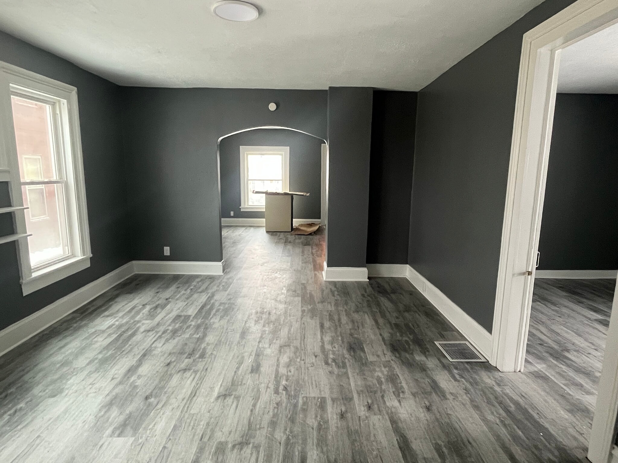 Building Photo - 313 E 7th St