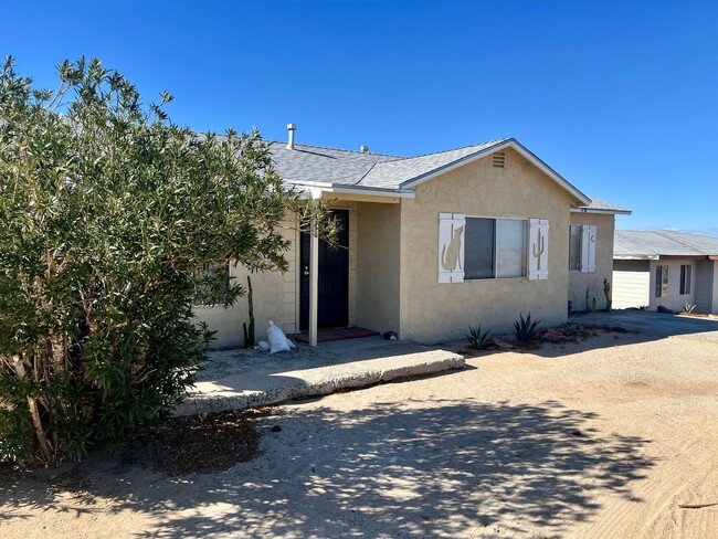 Building Photo - Cozy 3-Bedroom Home Near 29 Palms Base & J...