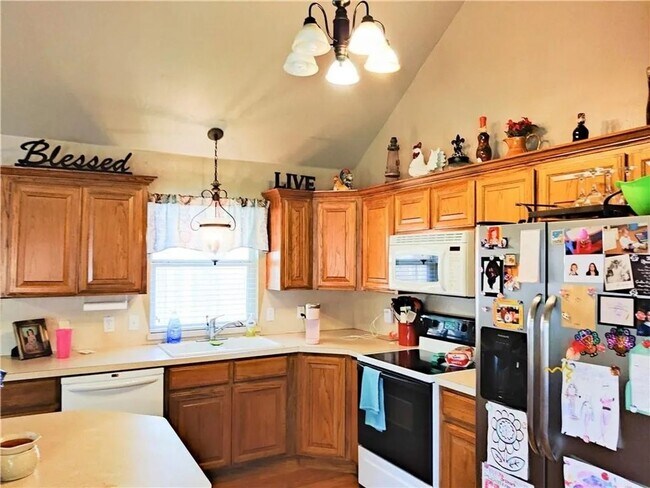 Building Photo - Spacious Home - Storm Shelter - Edmond Sch...