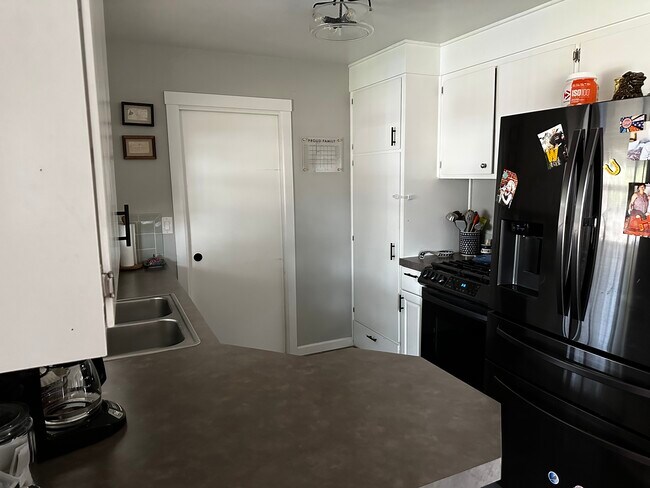 Building Photo - 2908 Meadowbrook Dr