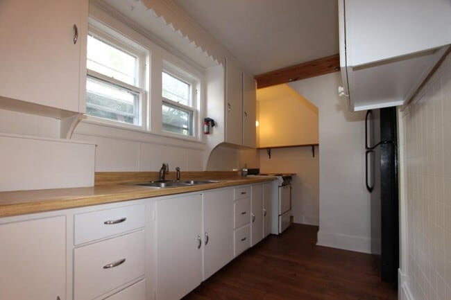 Building Photo - 14 Crombie St