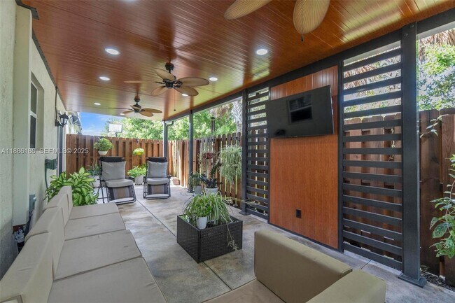 Building Photo - 424 NE 4th Ave